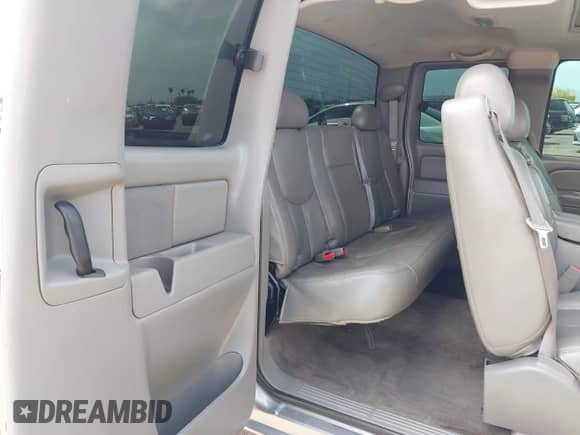 2006 Chevrolet Silverado 1500 LT2 z VIN 2GCEC19T361333158, wystawiony jako IAAI lot #42218305 z przebiegiem 220 009 mil mil oraz . Historia ofert i sprzedaży dostępna na DreamBid. Obrazek 8.