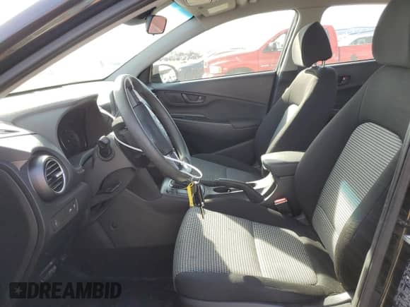 2019 Hyundai Kona SE z VIN KM8K12AA7KU272822, wystawiony jako Copart lot #44000563 z przebiegiem 45 853 mil mil oraz . Historia ofert i sprzedaży dostępna na DreamBid. Obrazek 7.