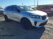 ✅ 2019 Kia Sorento LX • VIN: 5XYPG4A53KG585861 • Лот: 43512101. Опубликован ранее на IAAI с пробегом 53 798 миль. Бесплатный доступ к архиву аукционных продаж из США и подробный отчёт об истории автомобиля на DreamBid. Изображение 1.