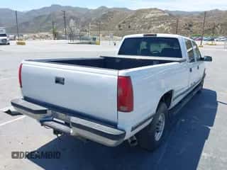 1999 Chevrolet Silverado 3500 z VIN 1GCGC33J7XF059145, wystawiony jako IAAI lot #42485300 z przebiegiem 128 209 mil mil oraz . Historia ofert i sprzedaży dostępna na DreamBid. Obrazek 4.