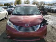 ✅ 2012 Toyota Sienna XLE • VIN: 5TDYK3DCXCS279154 • Lot: 90637215. Wystawiony na Copart z przebiegiem 228 781 mil. Bezpłatny archiwum sprzedaży aukcyjnych z USA i szczegółowy raport historii pojazdu na DreamBid. Zdjęcie 5.