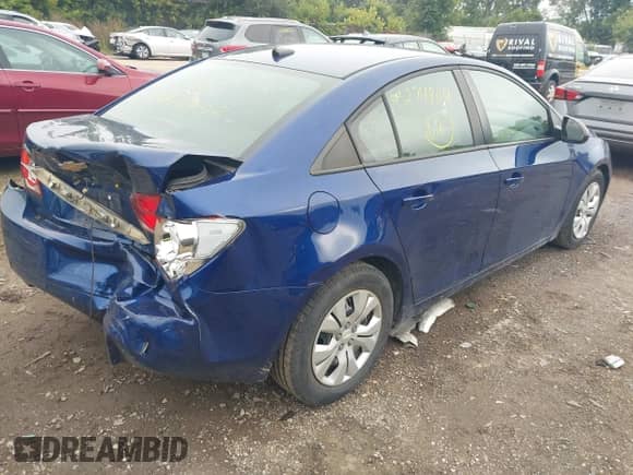 2013 Chevrolet Cruze LS z VIN 1G1PA5SH8D7148947, wystawiony jako IAAI lot #43274804 z przebiegiem 96 207 mil mil oraz . Historia ofert i sprzedaży dostępna na DreamBid. Obrazek 4.