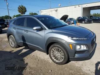 ✅ 2021 Hyundai Kona SEL • VIN: KM8K22AA3MU703754 • Лот: 67306454. Опубликован ранее на Copart с пробегом 5 602 миль. Бесплатный доступ к архиву аукционных продаж из США и подробный отчёт об истории автомобиля на DreamBid. Изображение 4.