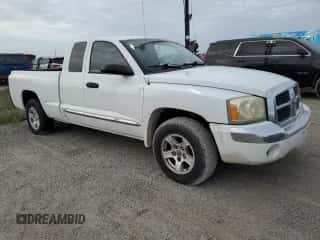 2005 Dodge Dakota z VIN 1D7HE52N95S230132, wystawiony jako Copart lot #77028954 z przebiegiem 176 280 mil mil oraz Nie do naprawy • Non repairable. Historia ofert i sprzedaży dostępna na DreamBid. Obrazek 4.