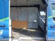 ✅ 2017 Ford Transit Cargo • VIN: 1FTYE1CM0HKB30756 • Lot: 43360546. Wystawiony na IAAI z przebiegiem 196 674 mil. Bezpłatny archiwum sprzedaży aukcyjnych z USA i szczegółowy raport historii pojazdu na DreamBid. Zdjęcie 8.