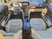 ✅ 2013 Mercedes-Benz GLK 350 • VIN: WDCGG5HB7DF989134 • Lot: 92651195. Wystawiony na Copart z przebiegiem 94 334 mil. Bezpłatny archiwum sprzedaży aukcyjnych z USA i szczegółowy raport historii pojazdu na DreamBid. Zdjęcie 8.