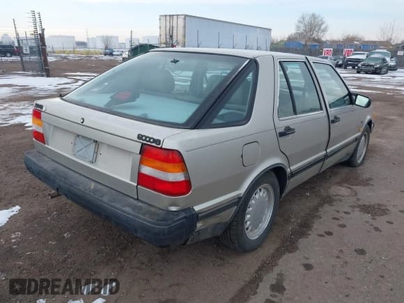 ✅ 1992 Saab 9000 • VIN: YS3CK58B3N1001759 • Lot: 41577492. Wystawiony na IAAI z przebiegiem 137 417 mil. Bezpłatny archiwum sprzedaży aukcyjnych z USA i szczegółowy raport historii pojazdu na DreamBid. Zdjęcie 4.