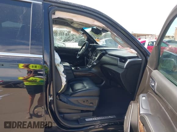 ✅ 2020 Chevrolet Suburban LT • VIN: 1GNSCHKC2LR305366 • Lot: 42080587. Wystawiony na IAAI z przebiegiem 163 540 mil. Bezpłatny archiwum sprzedaży aukcyjnych z USA i szczegółowy raport historii pojazdu na DreamBid. Zdjęcie 5.