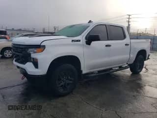 2024 Chevrolet Silverado 1500 Custom Trail Boss z VIN 3GCPDCEK1RG233344, wystawiony jako Copart lot #44250765 z przebiegiem 5 906 mil mil oraz Szkoda całkowita • Salvage title. Historia ofert i sprzedaży dostępna na DreamBid. Obrazek 1.