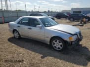 ✅ 2000 Mercedes-Benz C 230/260/280/320 • VIN: WDBHA29G0YA857211 • Lot: 71656405. Wystawiony na Copart z przebiegiem 121 674 mil. Bezpłatny archiwum sprzedaży aukcyjnych z USA i szczegółowy raport historii pojazdu na DreamBid. Zdjęcie 4.