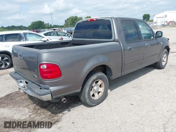 ✅ 2003 Ford F-150 XLT • VIN: 1FTRW07643KC59177 • Lot: 43033860. Wystawiony na IAAI z przebiegiem 180 000 mil. Bezpłatny archiwum sprzedaży aukcyjnych z USA i szczegółowy raport historii pojazdu na DreamBid. Zdjęcie 4.