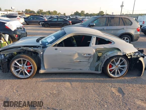 ✅ 2024 Porsche 911 Carrera S • VIN: WP0AB2A98RS279867 • Lot: 43170001. Wystawiony na IAAI z przebiegiem 13 721 mil. Bezpłatny archiwum sprzedaży aukcyjnych z USA i szczegółowy raport historii pojazdu na DreamBid. Zdjęcie 6.