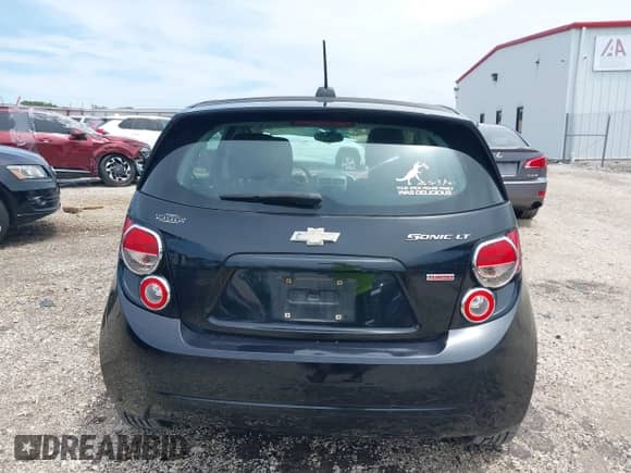 2015 Chevrolet Sonic LT z VIN 1G1JC6SB0F4157826, wystawiony jako IAAI lot #42503574 z przebiegiem 101 437 mil mil oraz . Historia ofert i sprzedaży dostępna na DreamBid. Obrazek 16.