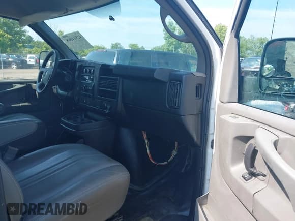 ✅ 2015 Chevrolet Express Cargo • VIN: 1GCWGFCF1F1143860 • Lot: 42514568. Listed on IAAI with 197,012 mi. Free auction sales archive from the USA and detailed vehicle history report at DreamBid. Image 5.