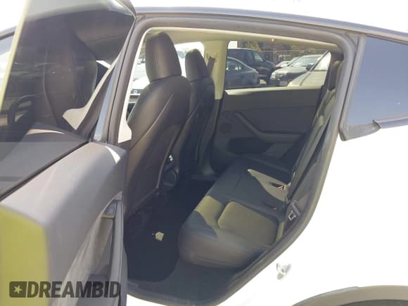 ✅ 2024 Tesla Model Y Long Range • VIN: 7SAYGDEE1RA221731 • Lot: 43335082. Wystawiony na IAAI z przebiegiem 34 025 mil. Bezpłatny archiwum sprzedaży aukcyjnych z USA i szczegółowy raport historii pojazdu na DreamBid. Zdjęcie 8.