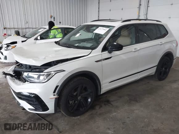 ✅ 2024 Volkswagen Tiguan SE R-Line Black • VIN: 3VV8B7AX7RM059124 • Lot: 42477502. Wystawiony na IAAI z przebiegiem 16 891 mil. Bezpłatny archiwum sprzedaży aukcyjnych z USA i szczegółowy raport historii pojazdu na DreamBid. Zdjęcie 2.