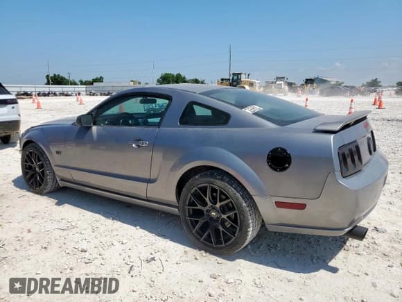 ✅ 2006 Ford Mustang GT Deluxe • VIN: 1ZVFT82H965140639 • Lot: 57632555. Listed on Copart with 220,277 mi. Free auction sales archive from the USA and detailed vehicle history report at DreamBid. Image 2.