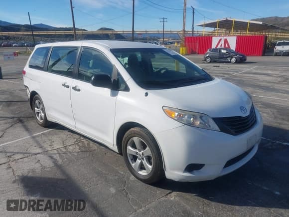 ✅ 2012 Toyota Sienna • VIN: 5TDZK3DC2CS218434 • Лот: 43785927. Опубликован ранее на IAAI с пробегом 405 777 миль. Бесплатный доступ к архиву аукционных продаж из США и подробный отчёт об истории автомобиля на DreamBid. Изображение 1.