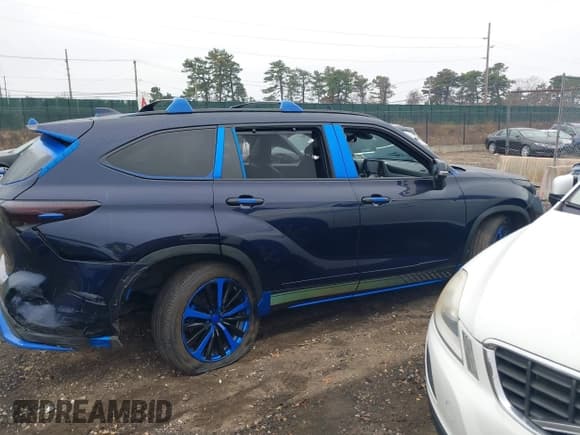 ✅ 2022 Toyota Highlander XSE • VIN: 5TDLZRBH3NS187846 • Lot: 43756162. Listed on IAAI with 21,085 mi. Free auction sales archive from the USA and detailed vehicle history report at DreamBid. Image 13.