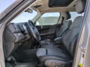 ✅ 2017 MINI Countryman Cooper • VIN: WMZYV5C36H3E01475 • Lot: 61394885. Wystawiony na Copart z przebiegiem 64 653 mil. Bezpłatny archiwum sprzedaży aukcyjnych z USA i szczegółowy raport historii pojazdu na DreamBid. Zdjęcie 7.