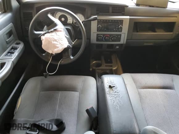 2008 Dodge Dakota SLT z VIN 1D7HE48K38S581338, wystawiony jako Copart lot #85081194 z przebiegiem 217 780 mil mil oraz Szkoda całkowita • Salvage title. Historia ofert i sprzedaży dostępna na DreamBid. Obrazek 8.