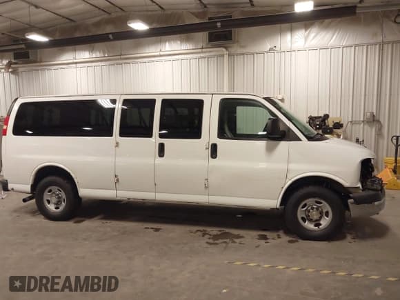 ✅ 2014 Chevrolet Express Passenger LT • VIN: 1GAZG1FG9E1189917 • Lot: 43556543. Wystawiony na IAAI z przebiegiem 342 296 mil. Bezpłatny archiwum sprzedaży aukcyjnych z USA i szczegółowy raport historii pojazdu na DreamBid. Zdjęcie 13.