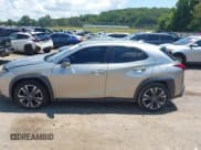 ✅ 2019 Lexus UX 200 • VIN: JTHY3JBH5K2003002 • Lot: 42723126. Wystawiony na IAAI z przebiegiem 147 491 mil. Bezpłatny archiwum sprzedaży aukcyjnych z USA i szczegółowy raport historii pojazdu na DreamBid. Zdjęcie 14.