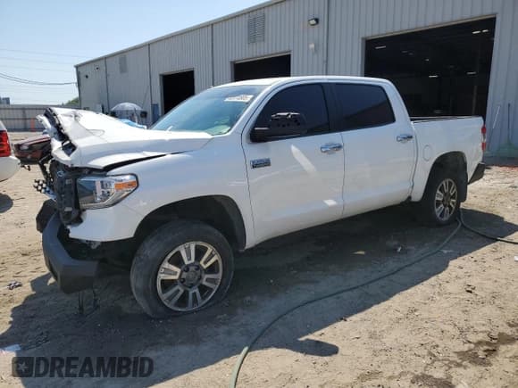 ✅ 2018 Toyota Tundra SR5 • VIN: 5TFAY5F10JX746242 • Лот: 52070905. Опубликован ранее на Copart с пробегом 130 399 миль. Бесплатный доступ к архиву аукционных продаж из США и подробный отчёт об истории автомобиля на DreamBid. Изображение 1.