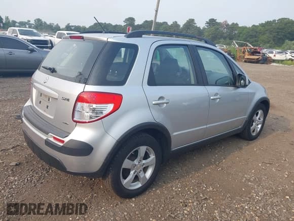 ✅ 2011 Suzuki SX4 Crossover • VIN: JS2YB5A36B6303423 • Lot: 42915401. Listed on IAAI with 48,824 mi. Free auction sales archive from the USA and detailed vehicle history report at DreamBid. Image 4.