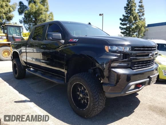 ✅ 2020 Chevrolet Silverado 1500 LT Trail Boss • VIN: 1GCPYFED2LZ364328 • Lot: 50989854. Wystawiony na Copart z przebiegiem 32 495 mil. Bezpłatny archiwum sprzedaży aukcyjnych z USA i szczegółowy raport historii pojazdu na DreamBid. Zdjęcie 4.