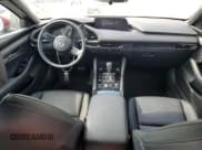 ✅ 2024 Mazda 3 S Preferred • VIN: JM1BPALM7R1702610 • Lot: 70385265. Wystawiony na Copart z przebiegiem 11 048 mil. Bezpłatny archiwum sprzedaży aukcyjnych z USA i szczegółowy raport historii pojazdu na DreamBid. Zdjęcie 8.