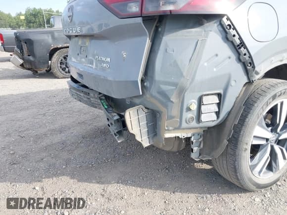 ✅ 2022 Nissan Rogue Platinum • VIN: JN8BT3DD8NW277681 • Lot: 42941397. Listed on IAAI with 32,913 mi. Free auction sales archive from the USA and detailed vehicle history report at DreamBid. Image 19.