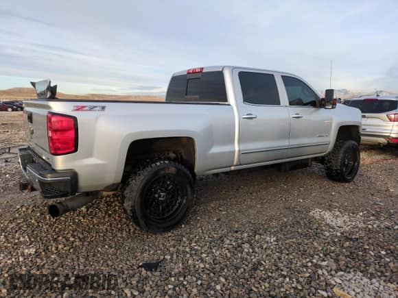 2015 Chevrolet Silverado 3500HD LTZ с VIN 1GC4K0E82FF634054, выставлен на аукционе Copart как лот 85249714 с пробегом 121 703 миль миль и Списание • Salvage title. История ставок и продаж доступна на DreamBid. Изображение 3.