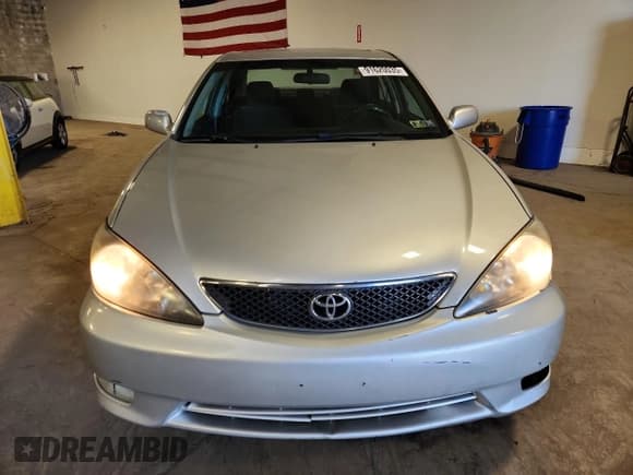 ✅ 2005 Toyota Camry XLE • VIN: 4T1BE32K95U961010 • Lot: 91620035. Wystawiony na Copart z przebiegiem 241 323 mil. Bezpłatny archiwum sprzedaży aukcyjnych z USA i szczegółowy raport historii pojazdu na DreamBid. Zdjęcie 5.