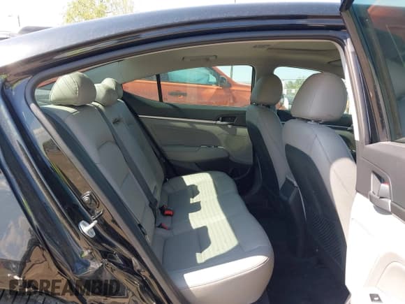 ✅ 2017 Hyundai Elantra SE • VIN: 5NPD84LF2HH035817 • Lot: 43223827. Listed on IAAI with 76,883 mi. Free auction sales archive from the USA and detailed vehicle history report at DreamBid. Image 8.