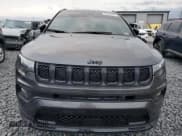 ✅ 2023 Jeep Compass Altitude • VIN: 3C4NJDBN3PT528308 • Lot: 90360425. Wystawiony na Copart z przebiegiem 42 526 mil. Bezpłatny archiwum sprzedaży aukcyjnych z USA i szczegółowy raport historii pojazdu na DreamBid. Zdjęcie 5.