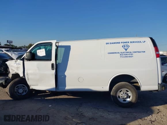 ✅ 2021 Chevrolet Express Cargo • VIN: 1GCWGAFP2M1197432 • Lot: 43585486. Wystawiony na IAAI z przebiegiem Nie podano. Bezpłatny archiwum sprzedaży aukcyjnych z USA i szczegółowy raport historii pojazdu na DreamBid. Zdjęcie 13.
