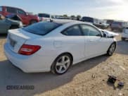 ✅ 2015 Mercedes-Benz C 250 • VIN: WDDGJ4HB8FG353438 • Lot: 66944305. Wystawiony na Copart z przebiegiem 127 768 mil. Bezpłatny archiwum sprzedaży aukcyjnych z USA i szczegółowy raport historii pojazdu na DreamBid. Zdjęcie 3.