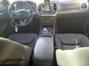 ✅ 2018 Chrysler 300 Touring L • VIN: 2C3CCAAG8JH314115 • Lot: 86062555. Wystawiony na Copart z przebiegiem 92 798 mil. Bezpłatny archiwum sprzedaży aukcyjnych z USA i szczegółowy raport historii pojazdu na DreamBid. Zdjęcie 8.