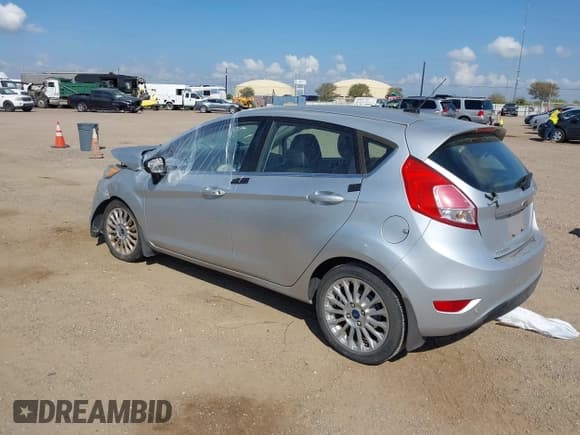✅ 2014 Ford Fiesta Titanium • VIN: 3FADP4FJ1EM113793 • Lot: 43384703. Wystawiony na IAAI z przebiegiem Nie podano. Bezpłatny archiwum sprzedaży aukcyjnych z USA i szczegółowy raport historii pojazdu na DreamBid. Zdjęcie 3.
