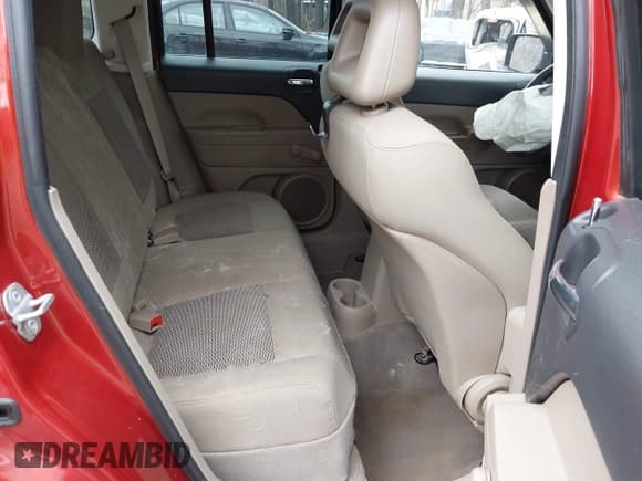 ✅ 2009 Jeep Patriot Sport • VIN: 1J4FT28B69D122011 • Lot: 41740188. Wystawiony na IAAI z przebiegiem 111 848 mil. Bezpłatny archiwum sprzedaży aukcyjnych z USA i szczegółowy raport historii pojazdu na DreamBid. Zdjęcie 8.