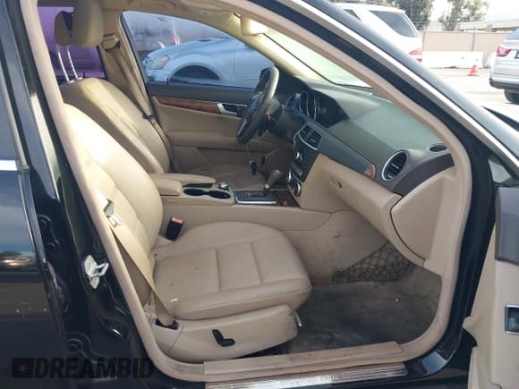 ✅ 2012 Mercedes-Benz C 250 Sport • VIN: WDDGF4HB6CR202275 • Lot: 43827044. Wystawiony na IAAI z przebiegiem 106 508 mil. Bezpłatny archiwum sprzedaży aukcyjnych z USA i szczegółowy raport historii pojazdu na DreamBid. Zdjęcie 5.