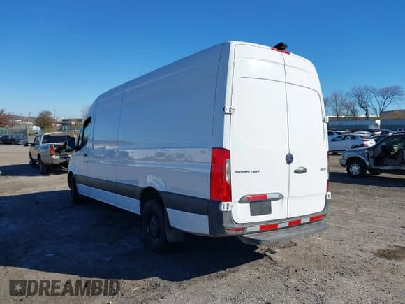 ✅ 2024 Mercedes-Benz Sprinter Cargo • VIN: W1Y4NCHY2RT177333 • Лот: 40842688. Опубликован ранее на IAAI с пробегом Не указан. Бесплатный доступ к архиву аукционных продаж из США и подробный отчёт об истории автомобиля на DreamBid. Изображение 3.