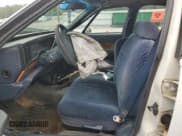 ✅ 1993 Buick LeSabre 90th Anniversary Edition • VIN: 1G4HP53L7PH463164 • Лот: 65640864. Опубликован ранее на Copart с пробегом 196 050 миль. Бесплатный доступ к архиву аукционных продаж из США и подробный отчёт об истории автомобиля на DreamBid. Изображение 7.