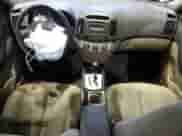 2010 Hyundai Elantra GLS z VIN KMHDU4AD8AU079101, wystawiony jako Copart lot #66076254 z przebiegiem Nie podano mil oraz Szkoda całkowita • Salvage title. Historia ofert i sprzedaży dostępna na DreamBid. Obrazek 8.