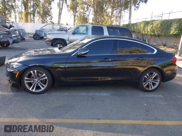 ✅ 2019 BMW 4 Series 430i • VIN: WBA4J1C57KBM12125 • Lot: 43781037. Wystawiony na IAAI z przebiegiem 111 115 mil. Bezpłatny archiwum sprzedaży aukcyjnych z USA i szczegółowy raport historii pojazdu na DreamBid. Zdjęcie 14.