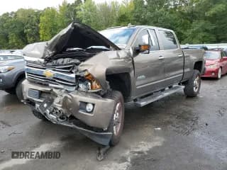 ✅ 2015 Chevrolet Silverado 2500HD High Country • VIN: 1GC1KXEGXFF583521 • Lot: 81044095. Wystawiony na Copart z przebiegiem Nie podano. Bezpłatny archiwum sprzedaży aukcyjnych z USA i szczegółowy raport historii pojazdu na DreamBid. Zdjęcie 1.