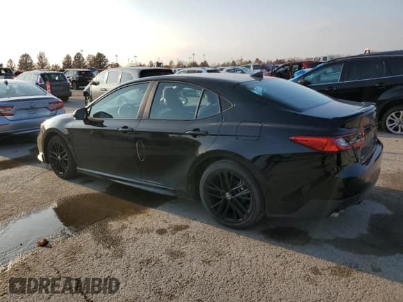 ✅ 2025 Toyota Camry SE • VIN: 4T1DAACK6SU599320 • Lot: 93300025. Wystawiony na Copart z przebiegiem 23 781 mil. Bezpłatny archiwum sprzedaży aukcyjnych z USA i szczegółowy raport historii pojazdu na DreamBid. Zdjęcie 2.