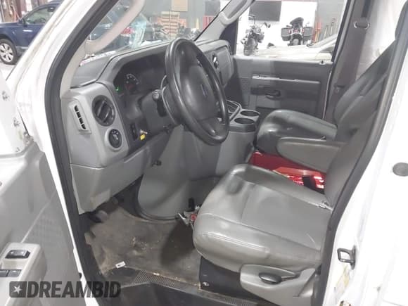 ✅ 2009 Ford Econoline Cargo Commercial • VIN: 1FTNS24W39DA38273 • Lot: 43615222. Wystawiony na IAAI z przebiegiem 74 198 mil. Bezpłatny archiwum sprzedaży aukcyjnych z USA i szczegółowy raport historii pojazdu na DreamBid. Zdjęcie 5.