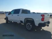 ✅ 2024 Chevrolet Silverado 2500HD Custom • VIN: 2GC1YME76R1179916 • Lot: 41954363. Wystawiony na IAAI z przebiegiem Nie podano. Bezpłatny archiwum sprzedaży aukcyjnych z USA i szczegółowy raport historii pojazdu na DreamBid. Zdjęcie 3.